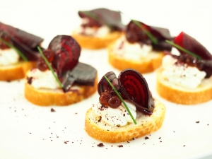 Crostini with Glazed Beetroot, Horseraddish Cream and Balsamic Flavour Pearls